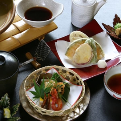 【夕食のみお手軽ローカルフード】ライトアップされた料庭で愉しむ南禅寺名物の湯豆腐膳